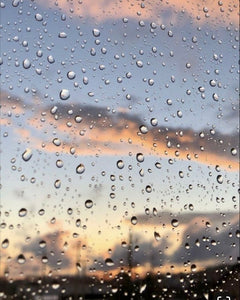 雨宿りは横並び