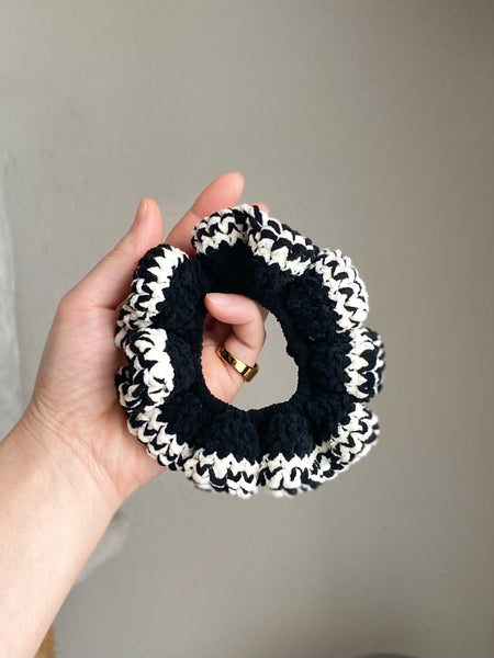 うねうねシュシュ - Black × white