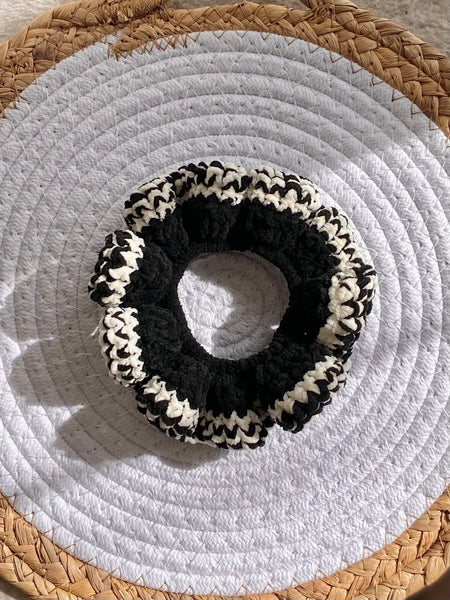 うねうねシュシュ - Black × white