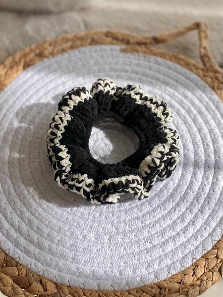 うねうねシュシュ - Black × white